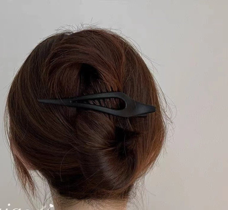 Smooth acrylic Ibis clip with teeth
