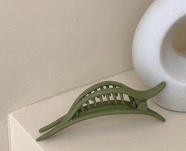 Smooth acrylic Ibis clip with teeth