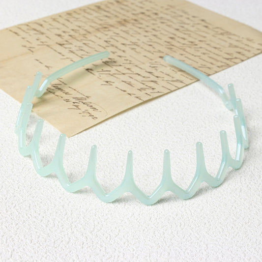 Wavy resin headband with teeth