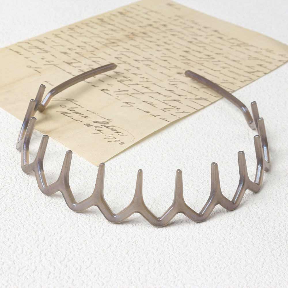 Wavy resin headband with teeth