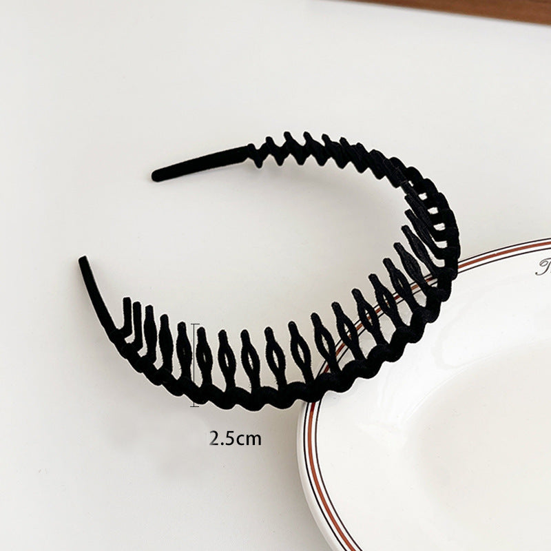 Velvet coated headband with teeth