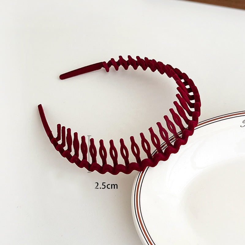 Velvet coated headband with teeth