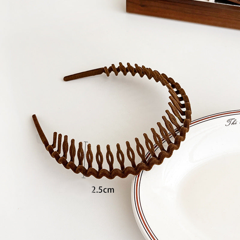 Velvet coated headband with teeth