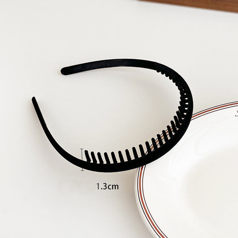 Velvet coated headband with teeth