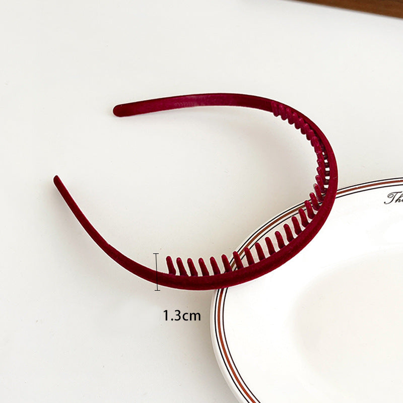 Velvet coated headband with teeth