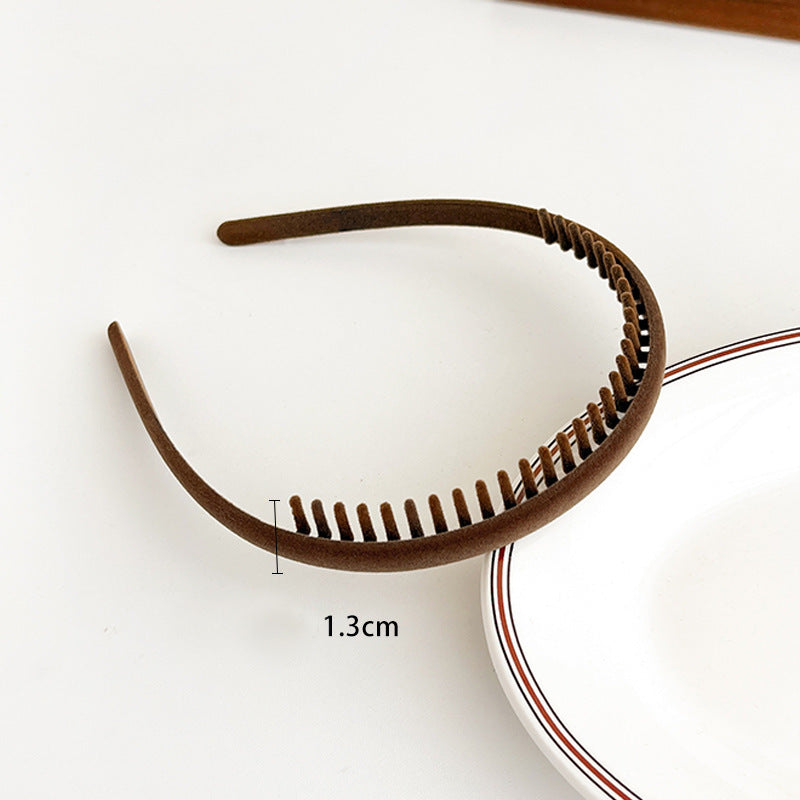 Velvet coated headband with teeth