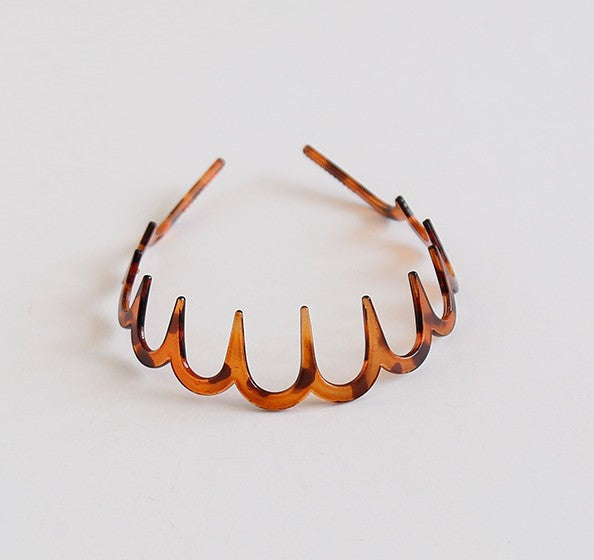 Wavy acrylic headband with teeth