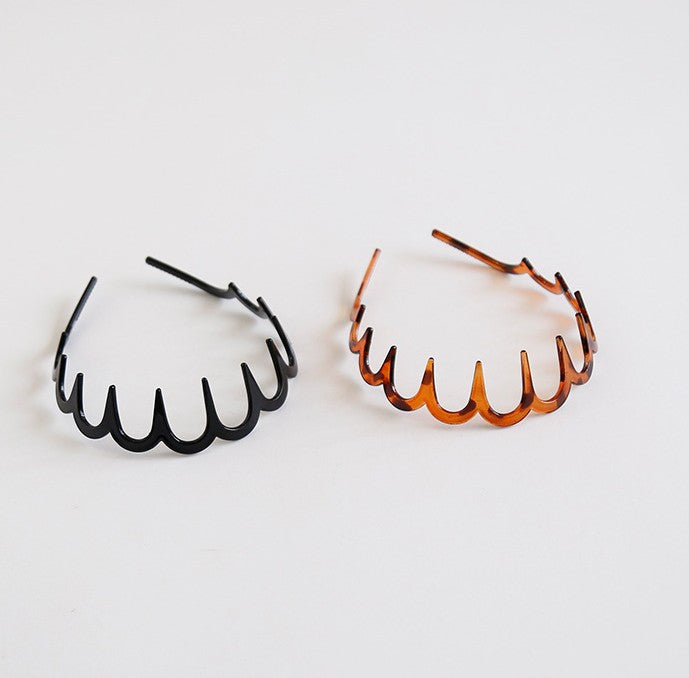 Wavy acrylic headband with teeth
