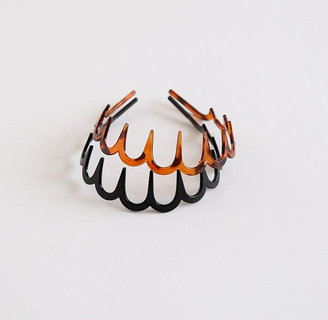 Wavy acrylic headband with teeth