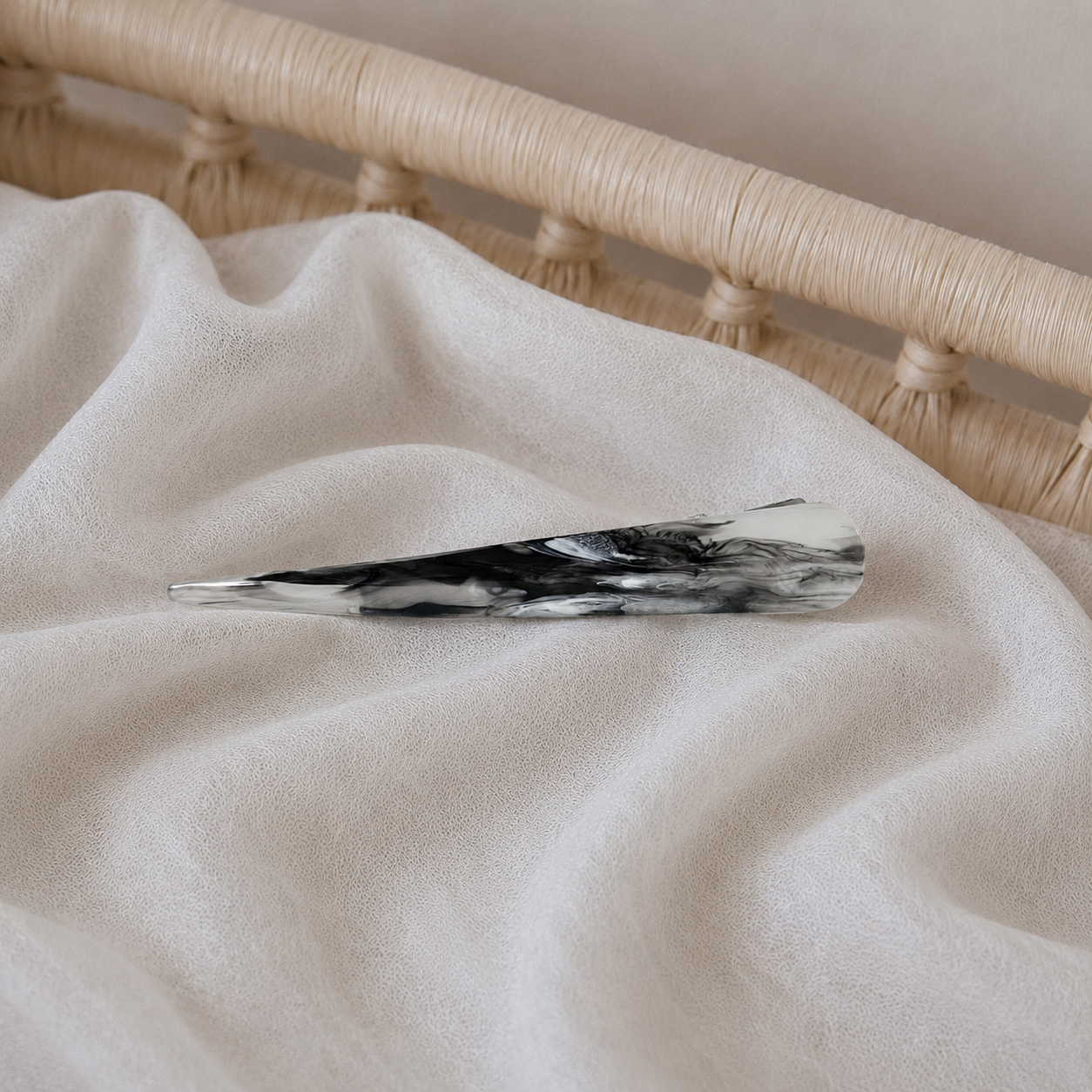 Cloudy pattern large resin Ibis clip