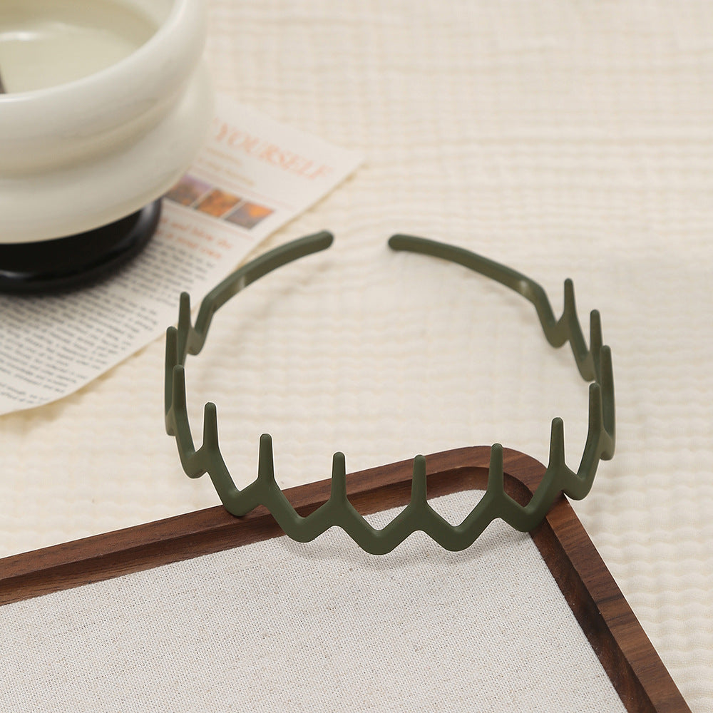 Wavy edge acrylic headband with teeth