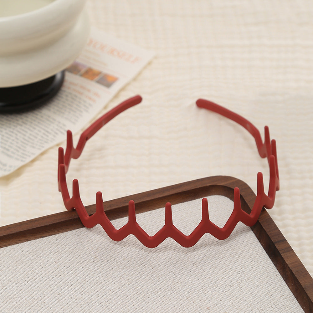 Wavy edge acrylic headband with teeth