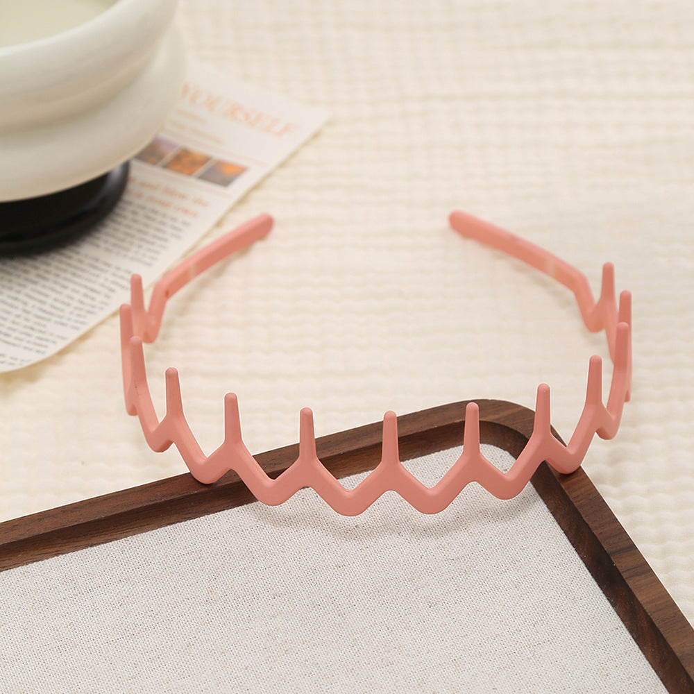 Wavy edge acrylic headband with teeth