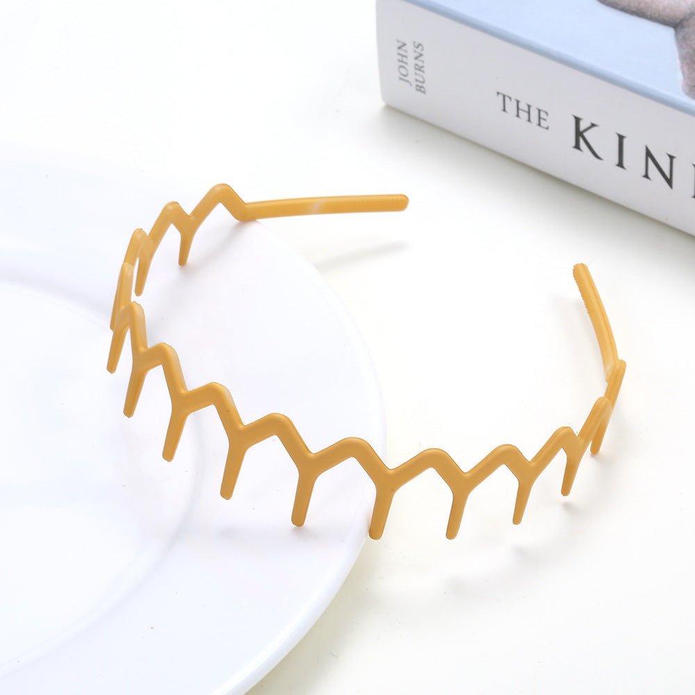 Wavy edge acrylic headband with teeth