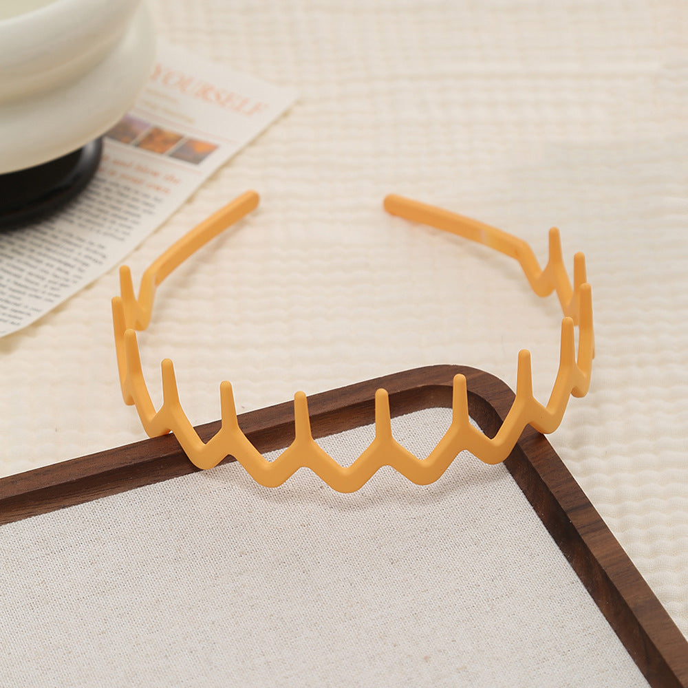 Wavy edge acrylic headband with teeth
