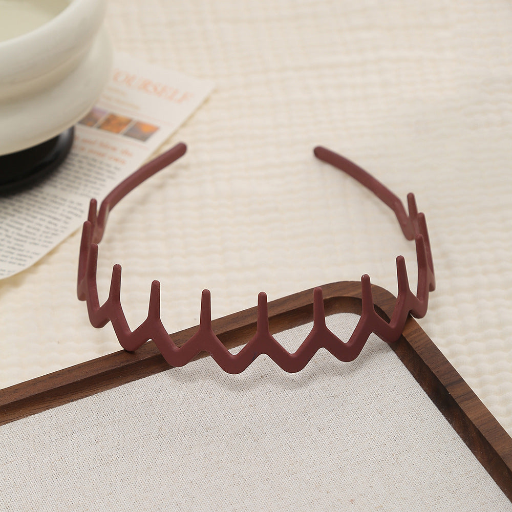 Wavy edge acrylic headband with teeth