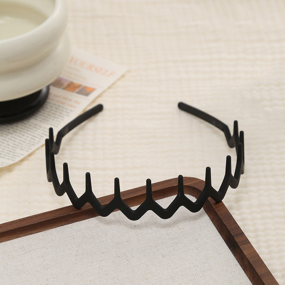 Wavy edge acrylic headband with teeth