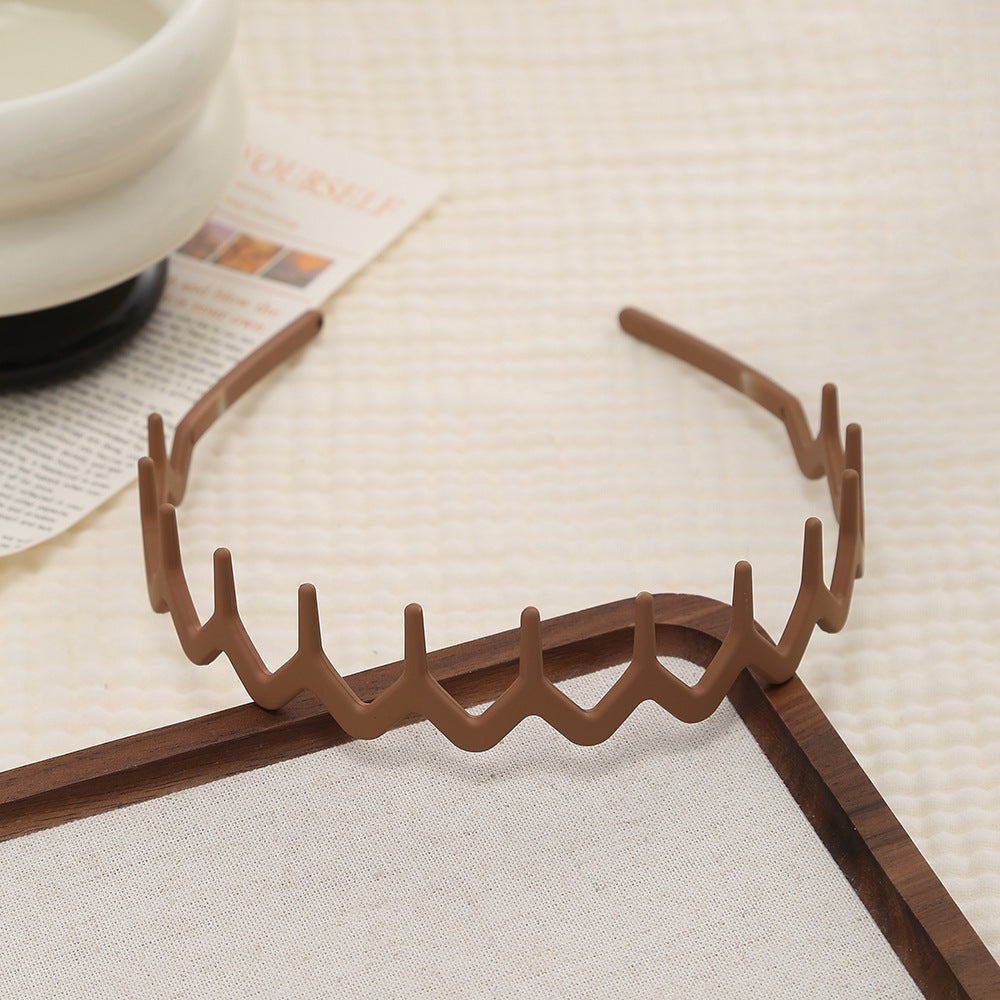 Wavy edge acrylic headband with teeth