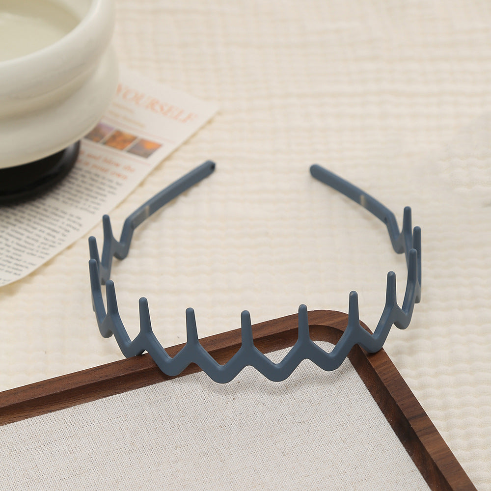 Wavy edge acrylic headband with teeth