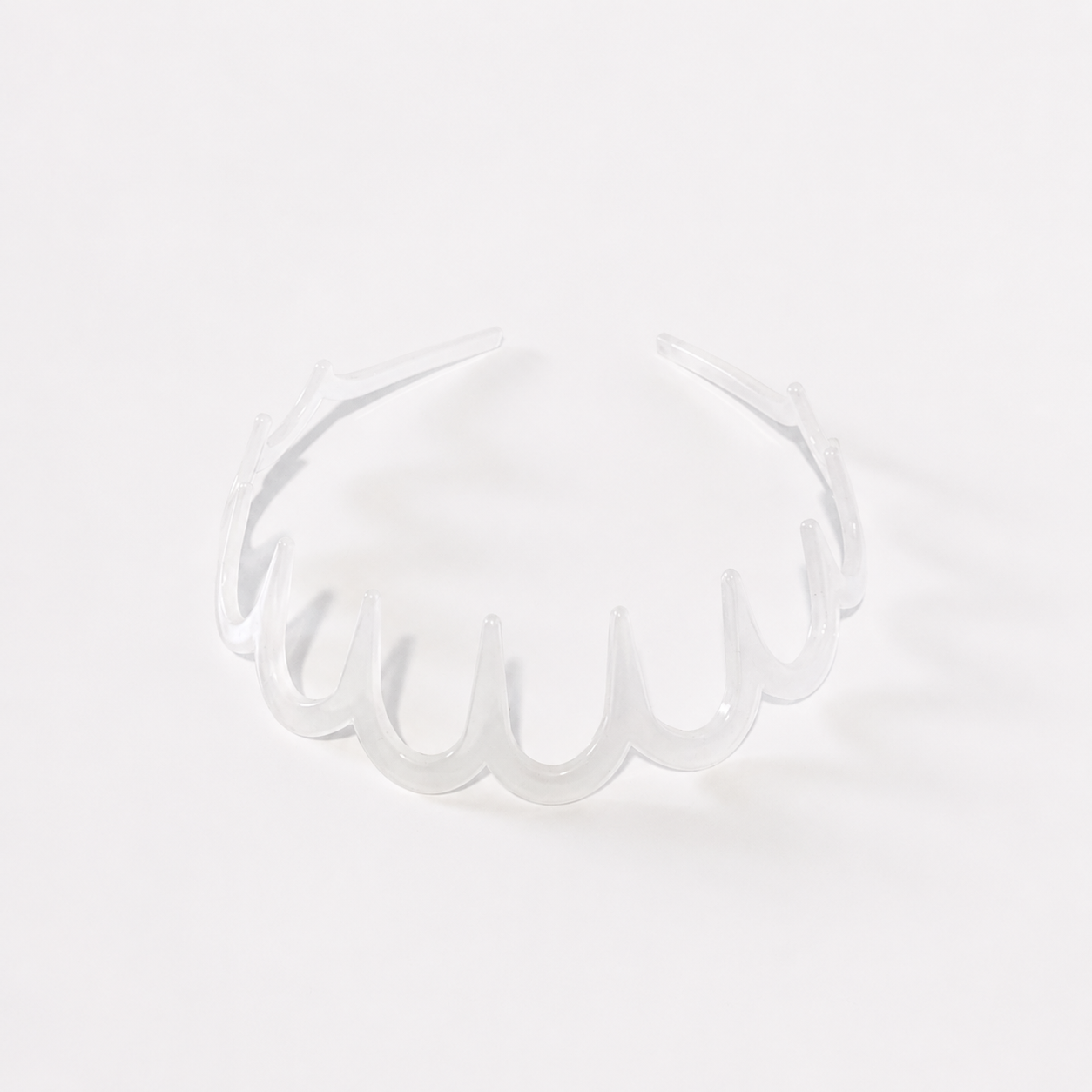 Wavy acrylic headband with teeth