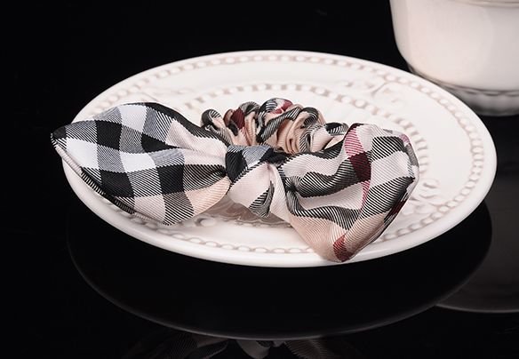 Beige plaids scrunchy with bow