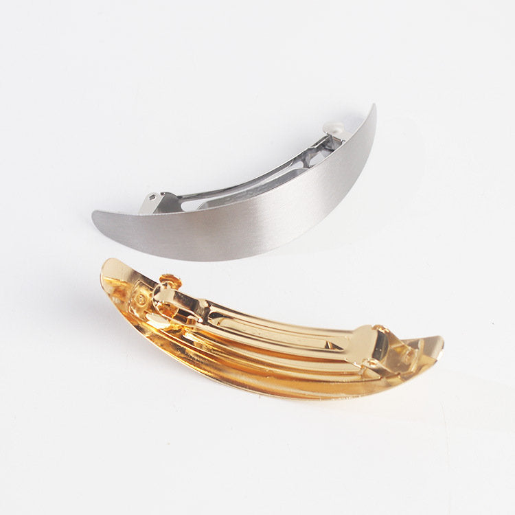 Oval barrette in matte metal