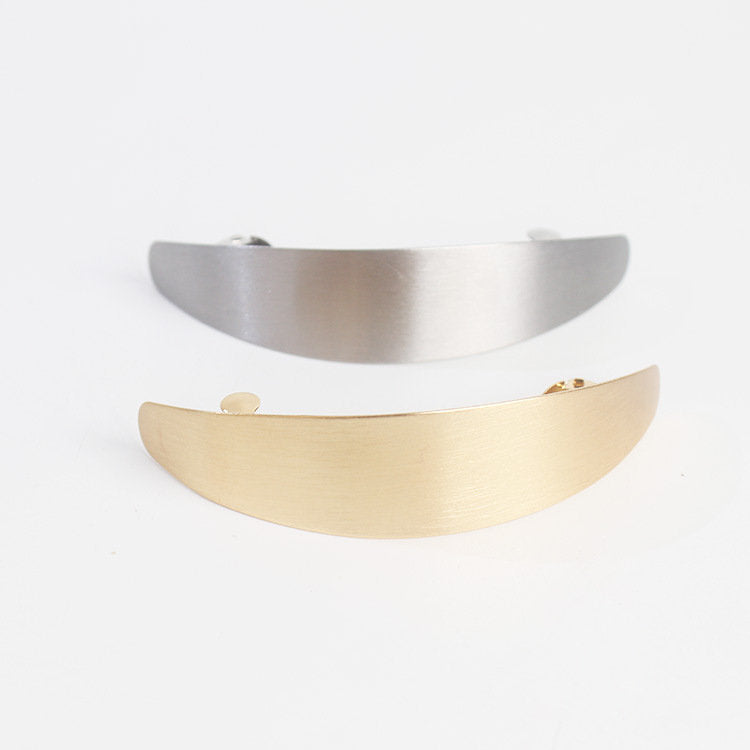 Oval barrette in matte metal