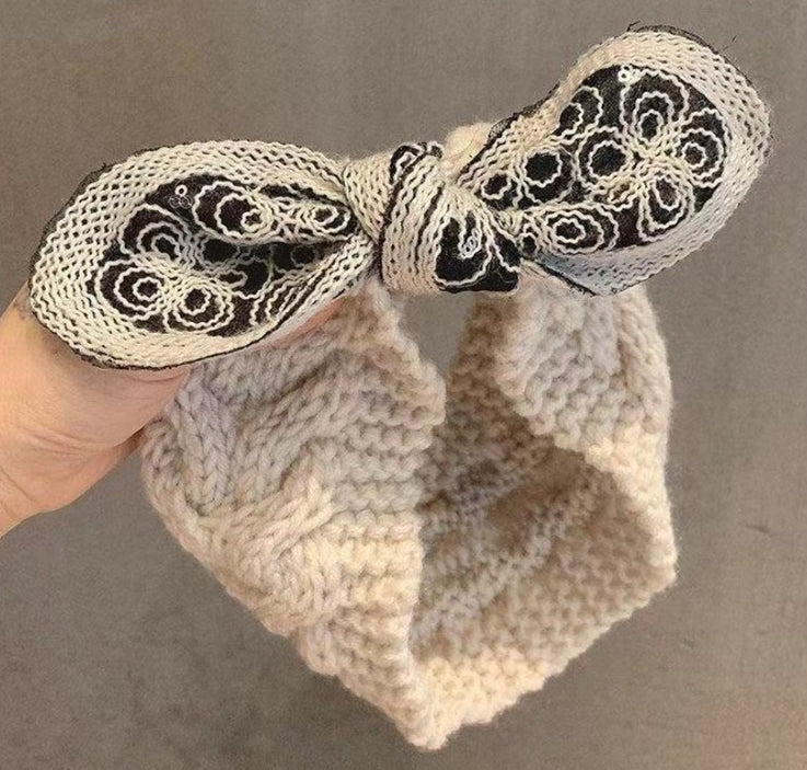 Crochet headband with bow in white beige