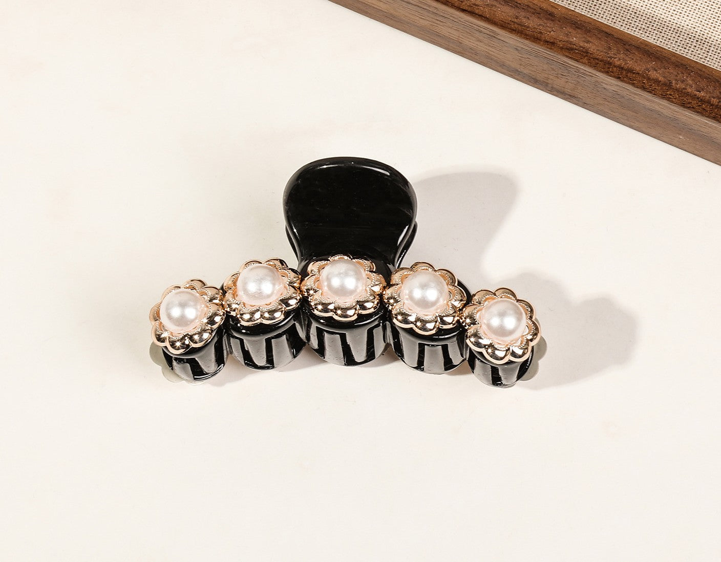 Small black hair claw with pearls