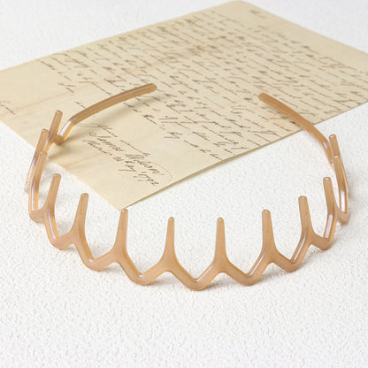 Wavy resin headband with teeth