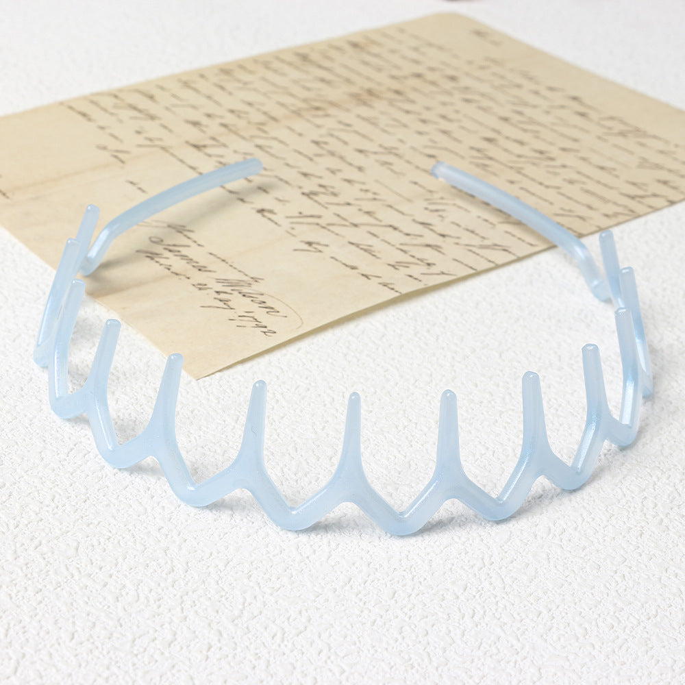 Wavy resin headband with teeth