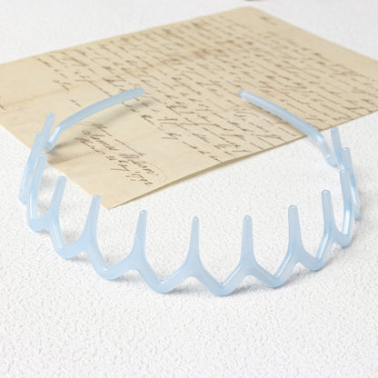 Wavy resin headband with teeth