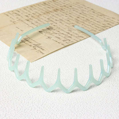 Wavy resin headband with teeth