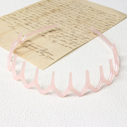 Wavy resin headband with teeth