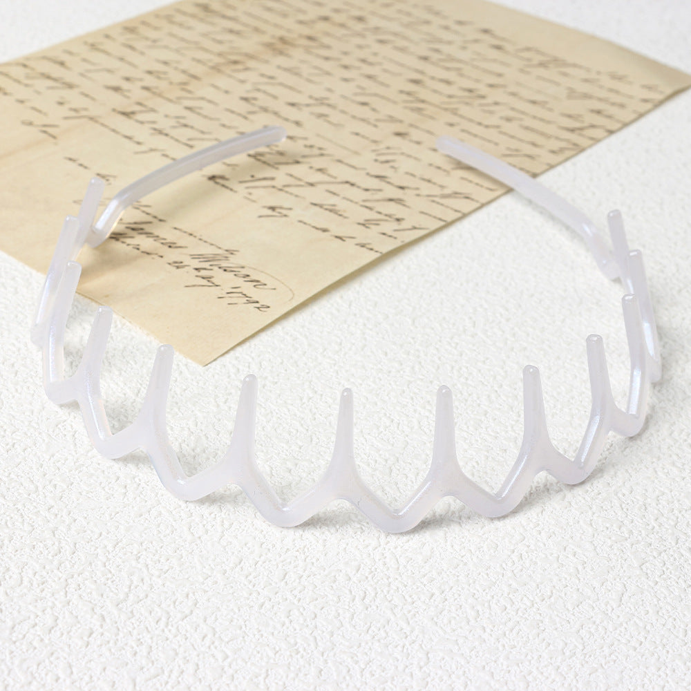 Wavy resin headband with teeth