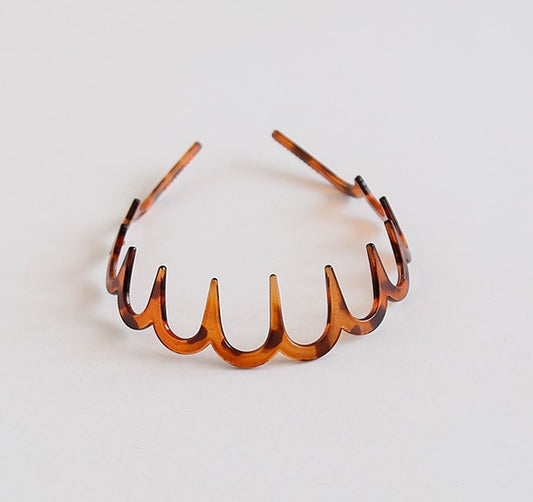 Wavy acrylic headband with teeth