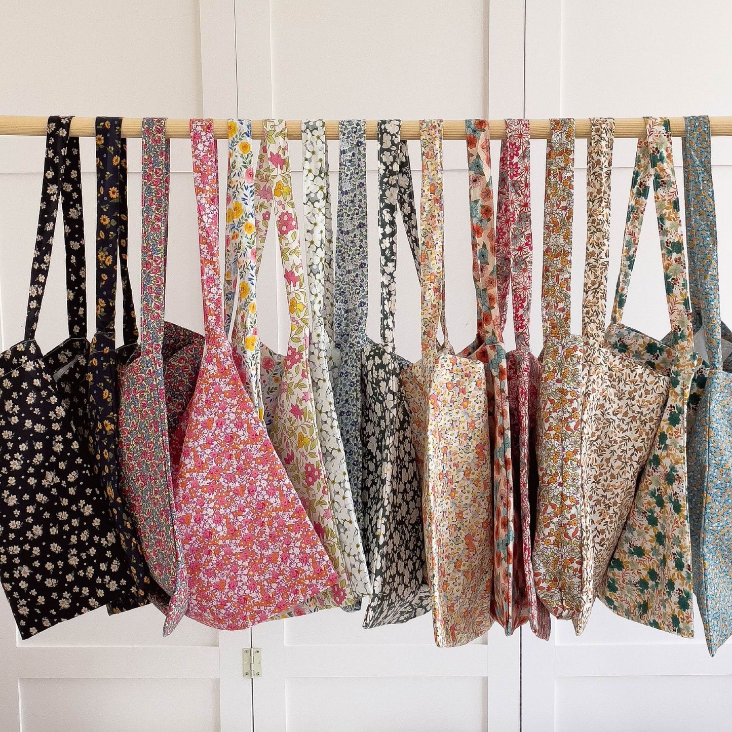 Floral print one handle tote bag