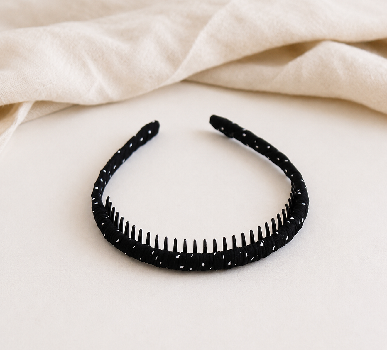 Ruched headband with teeth