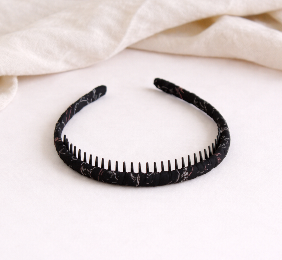 Ruched headband with teeth