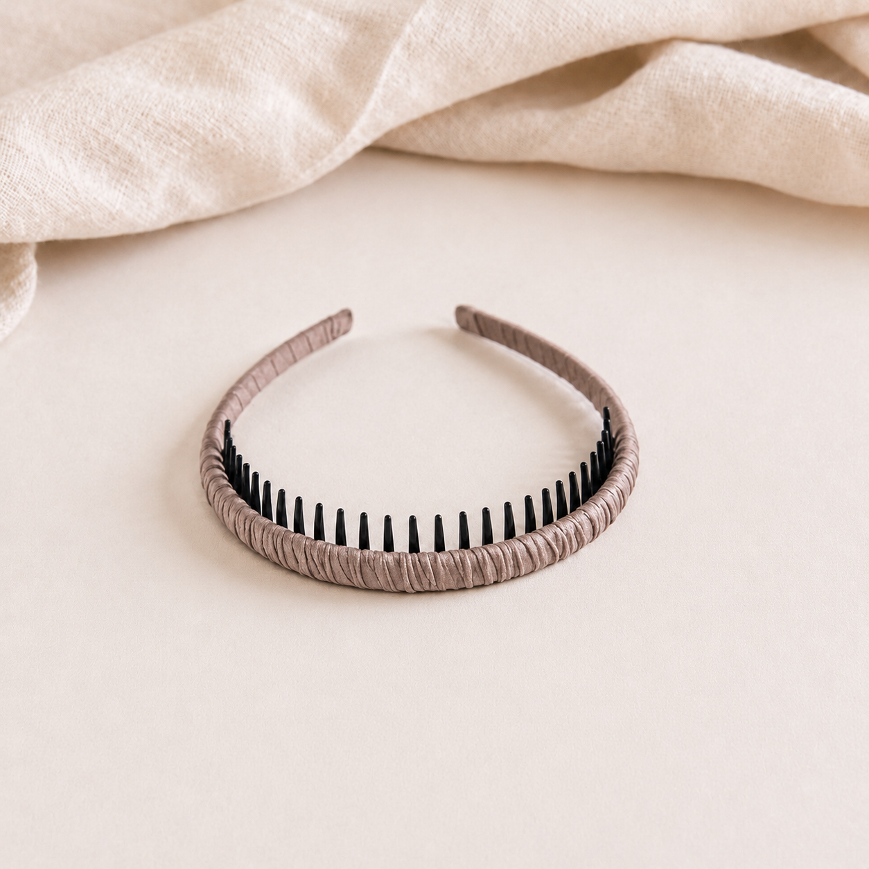 Ruched headband with teeth