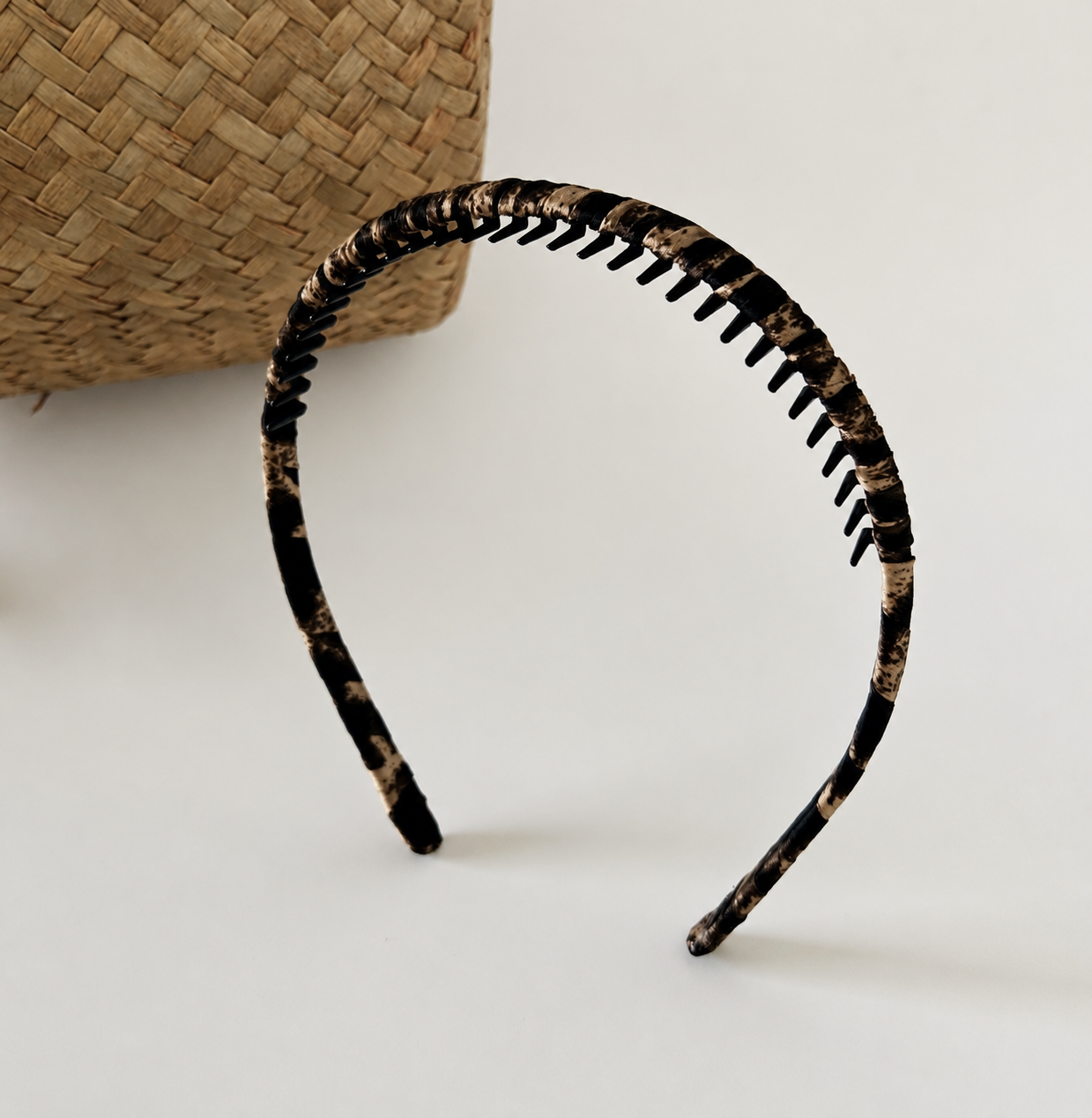 Leopard print ruched headband with teeth
