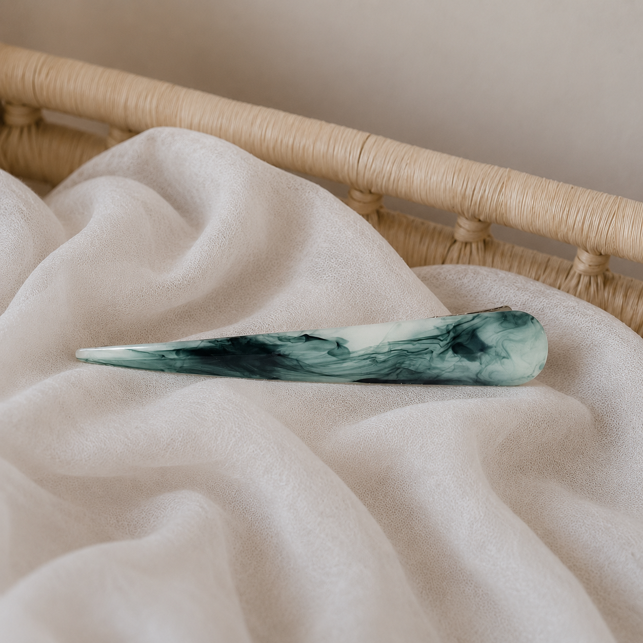 Cloudy pattern large resin Ibis clip