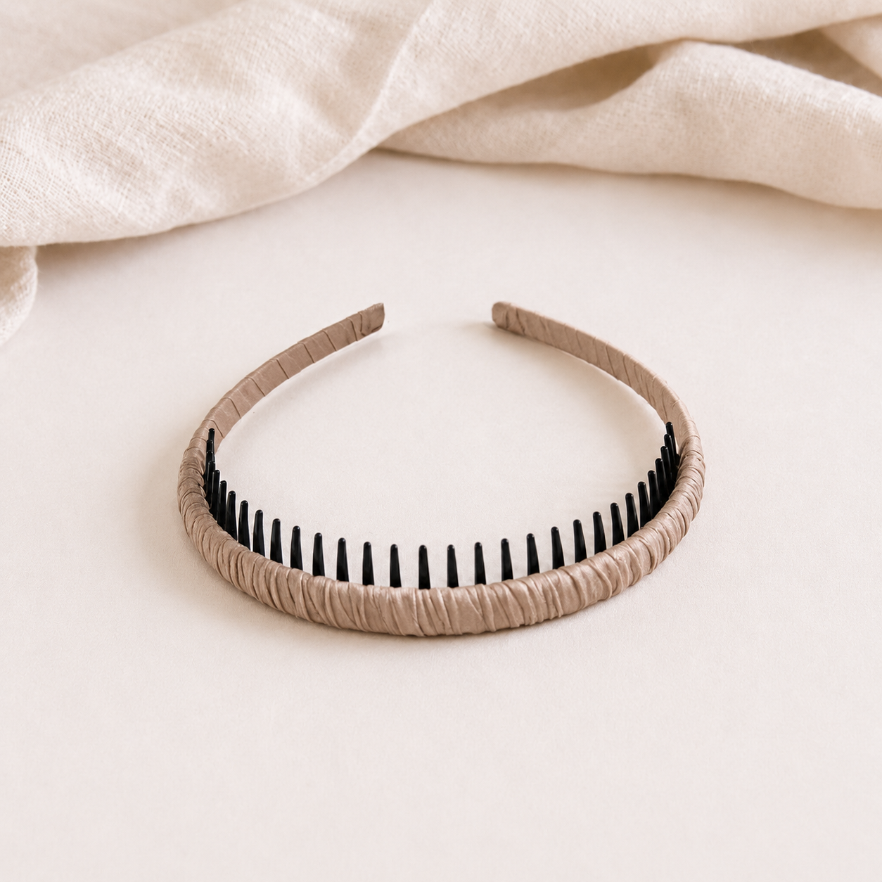 Ruched headband with teeth