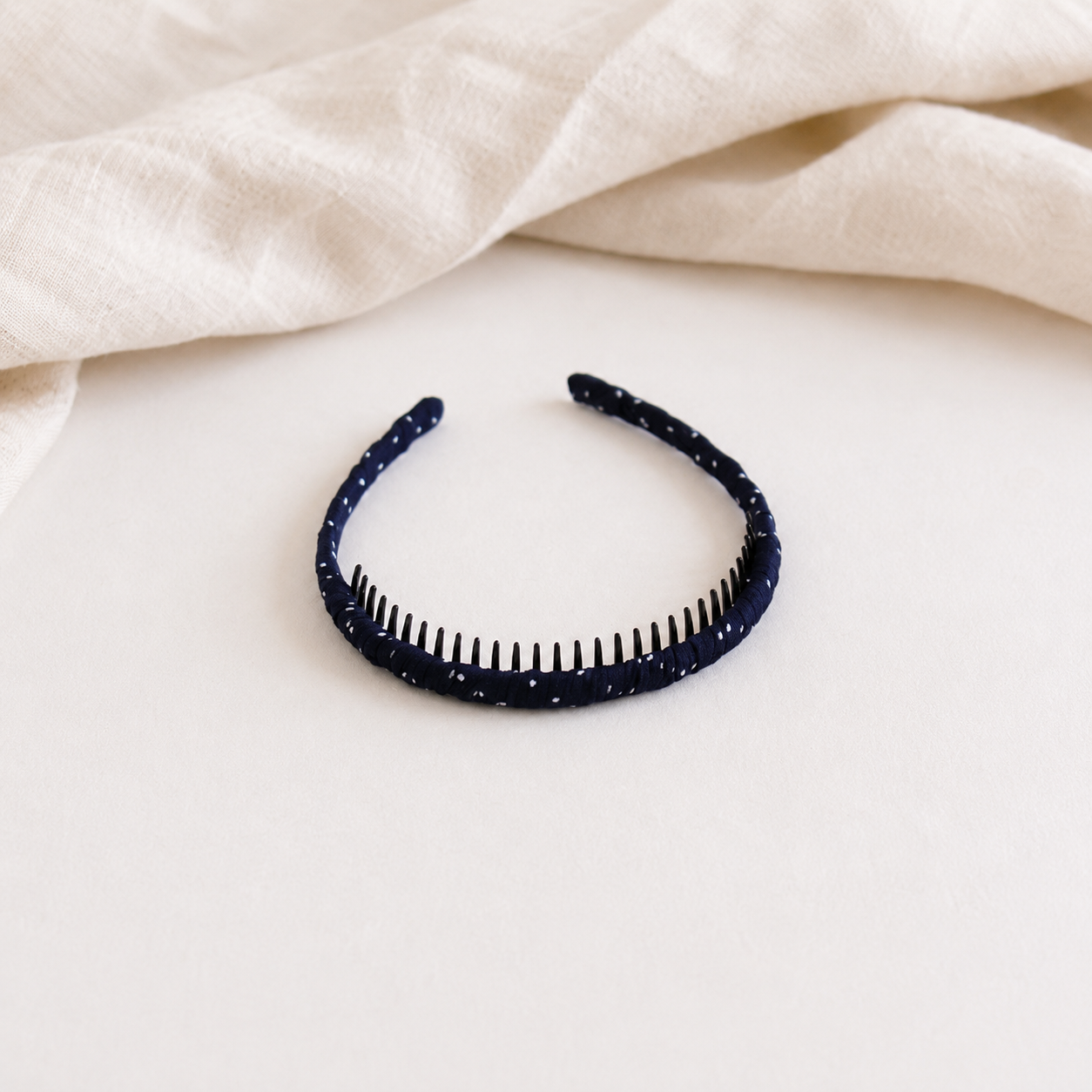 Ruched headband with teeth