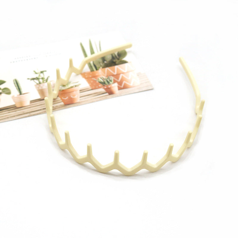 Wavy edge acrylic headband with teeth