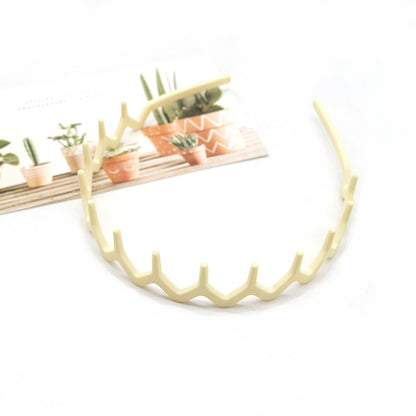 Wavy edge acrylic headband with teeth