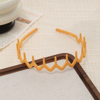 Wavy edge acrylic headband with teeth