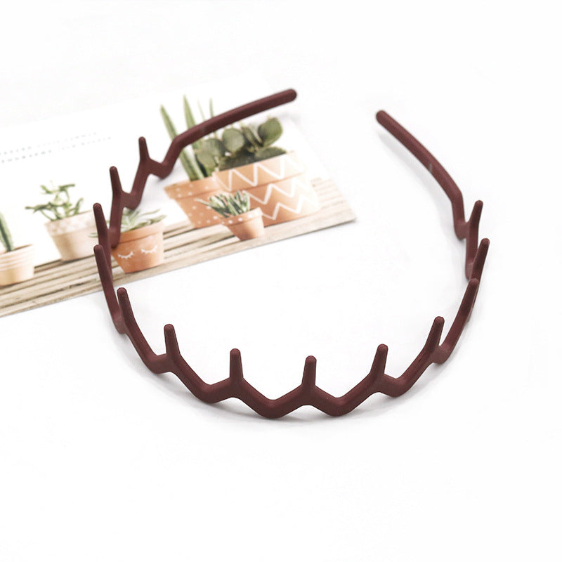 Wavy edge acrylic headband with teeth