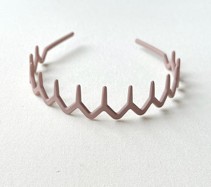 Wavy edge acrylic headband with teeth