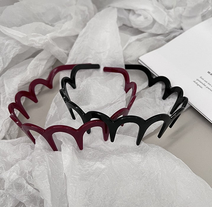 Wavy acrylic headband with teeth
